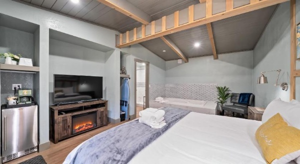 Blue Jay Lodge image 15